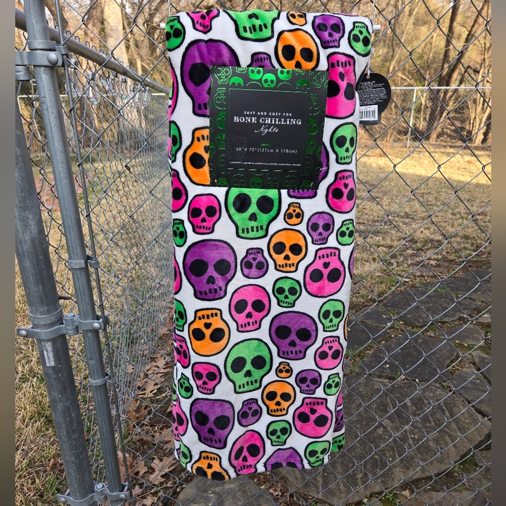 Soft And Cozy For Bone Chilling Nights.   Multi Color Skull Blanket Throw.